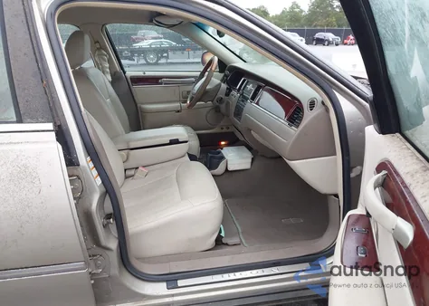 2004 Lincoln Town Car Ultimate из США, поврежденный, VIN 1LNHM83W44Y674497